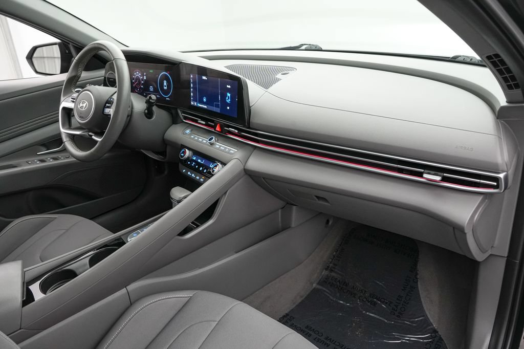 Used 2025 Hyundai Elantra SEL FWD image 23