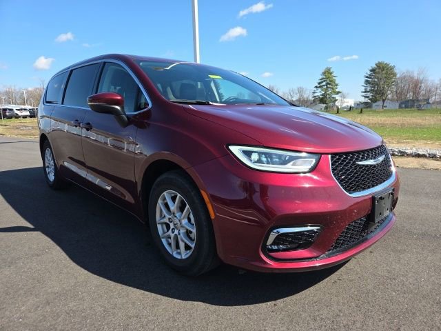 Used 2023 Chrysler Pacifica Touring-L image 5