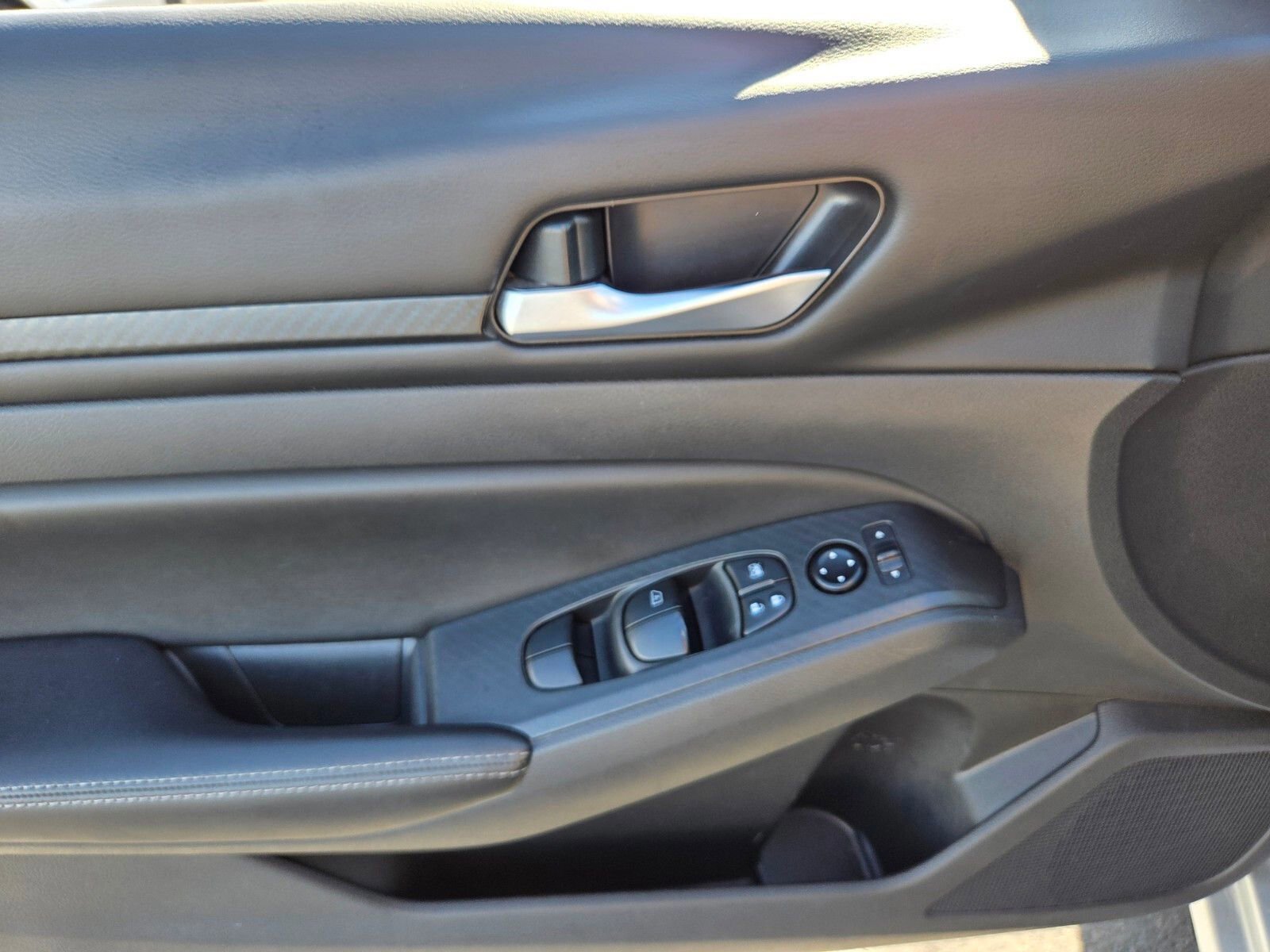 Used 2024 Nissan Altima 2.5 SV FWD image 17