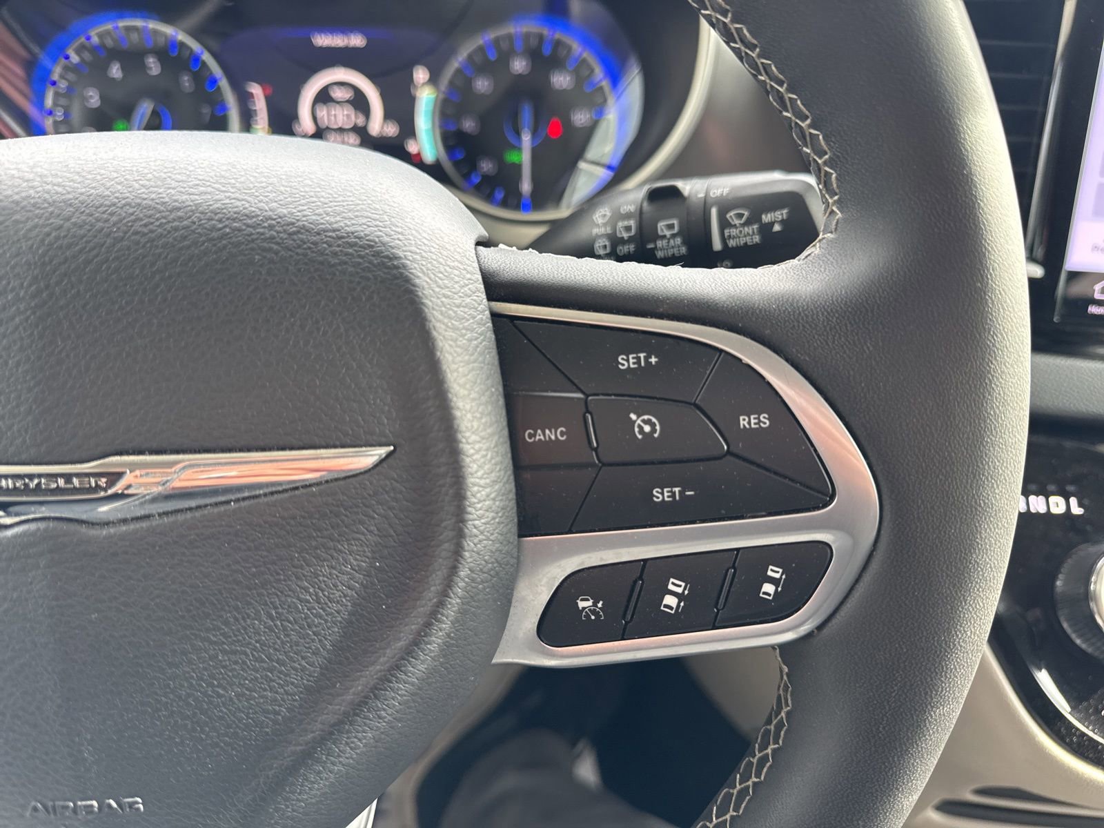 Used 2024 Chrysler Pacifica Touring-L image 28