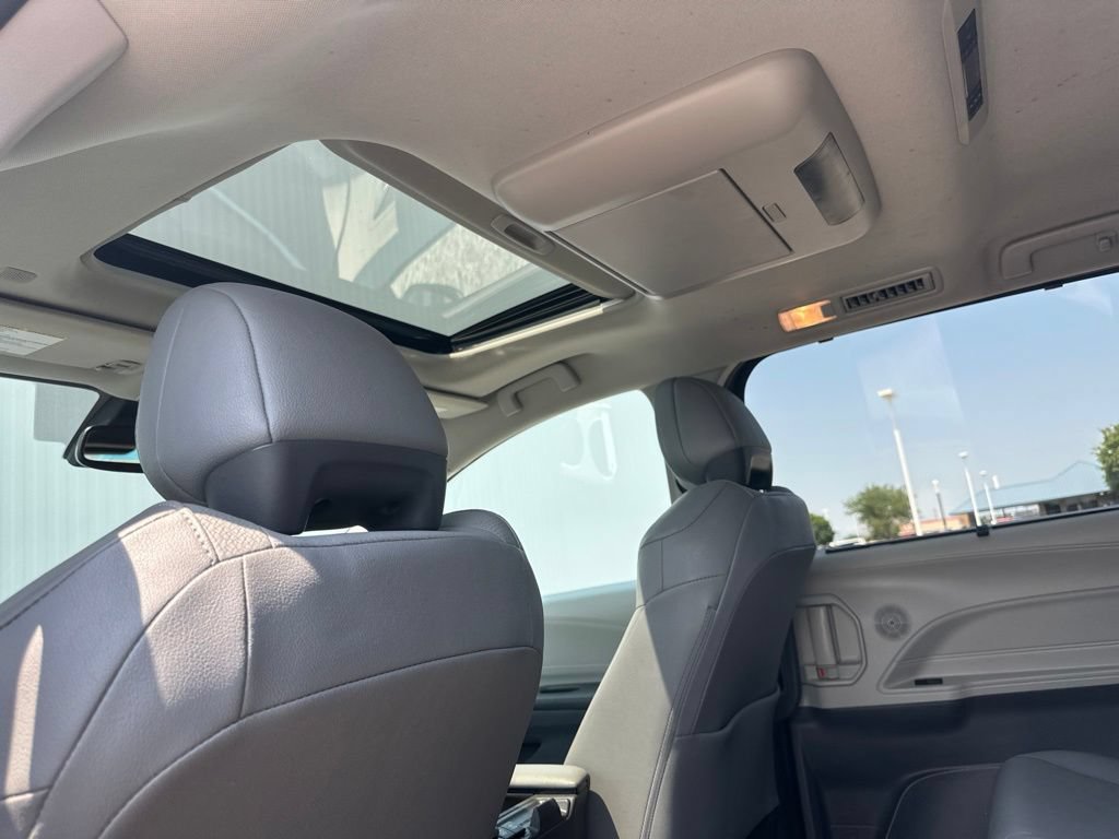 Used 2021 Toyota Sienna XLE w/ XLE Plus Package FWD image 18