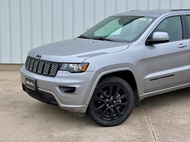 Used 2019 Jeep Grand Cherokee Altitude AWD/4WD image 2