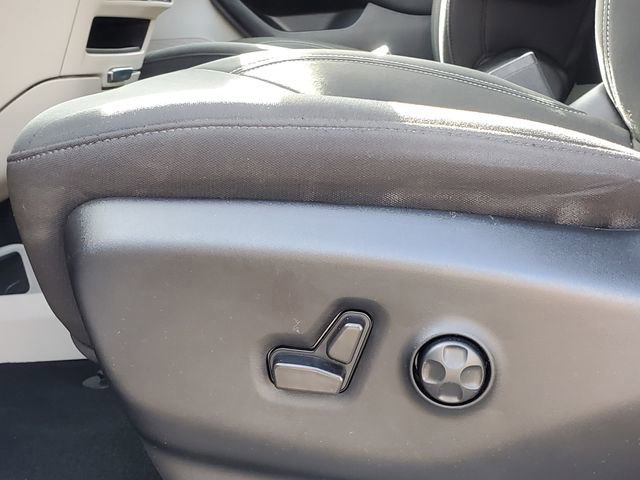 Used 2023 Chrysler Voyager LX image 6