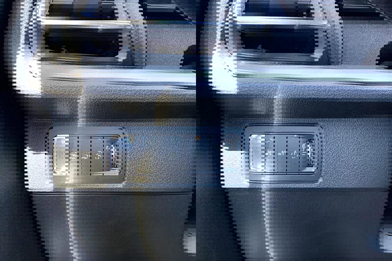 Used 2025 Chevrolet Traverse LT image 36