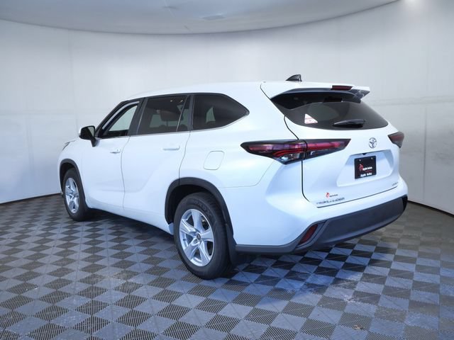 Used 2024 Toyota Highlander LE AWD/4WD image 4