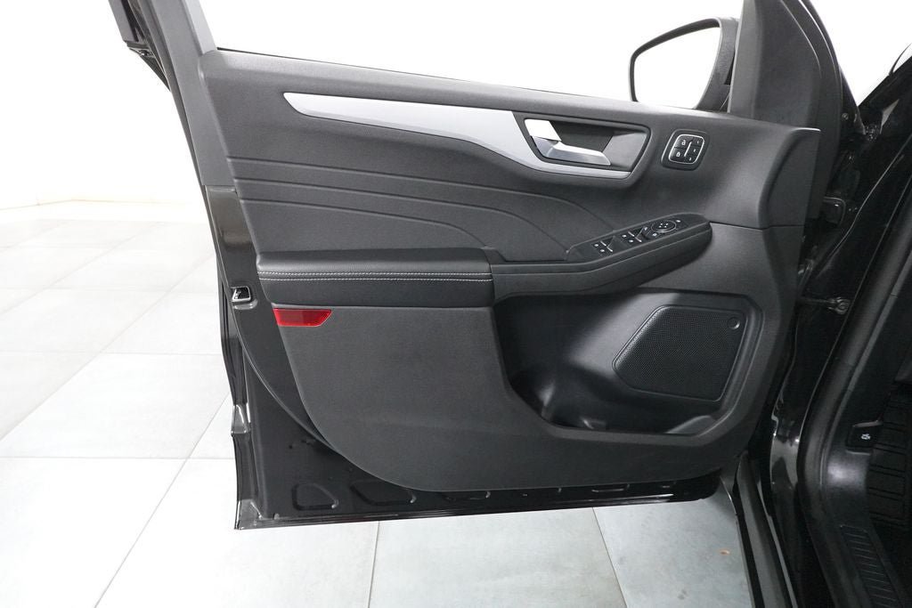 Certified 2025 Ford Escape Platinum AWD/4WD image 25