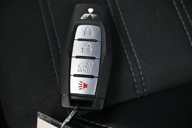 Used 2025 Mitsubishi Outlander SE FWD image 25