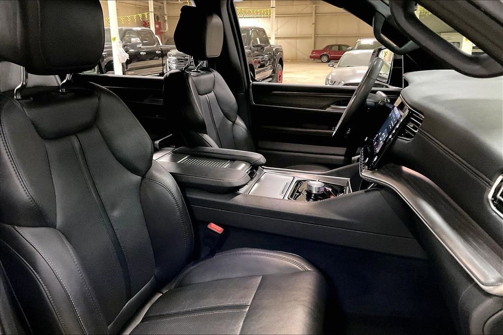 Used 2024 Jeep Wagoneer Series II w/ Flexible Seating Group image 9