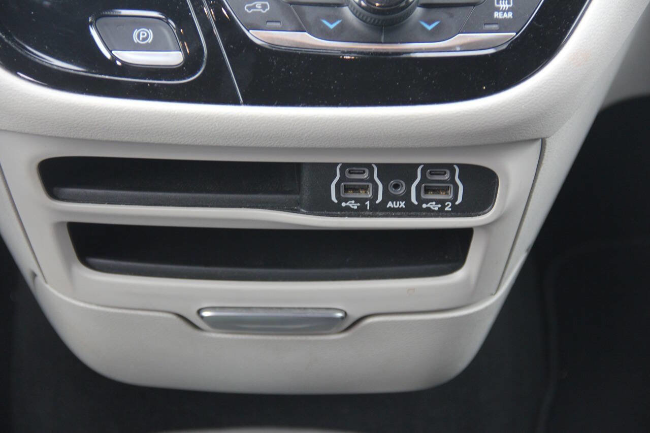 Used 2024 Chrysler Pacifica Touring-L FWD image 25