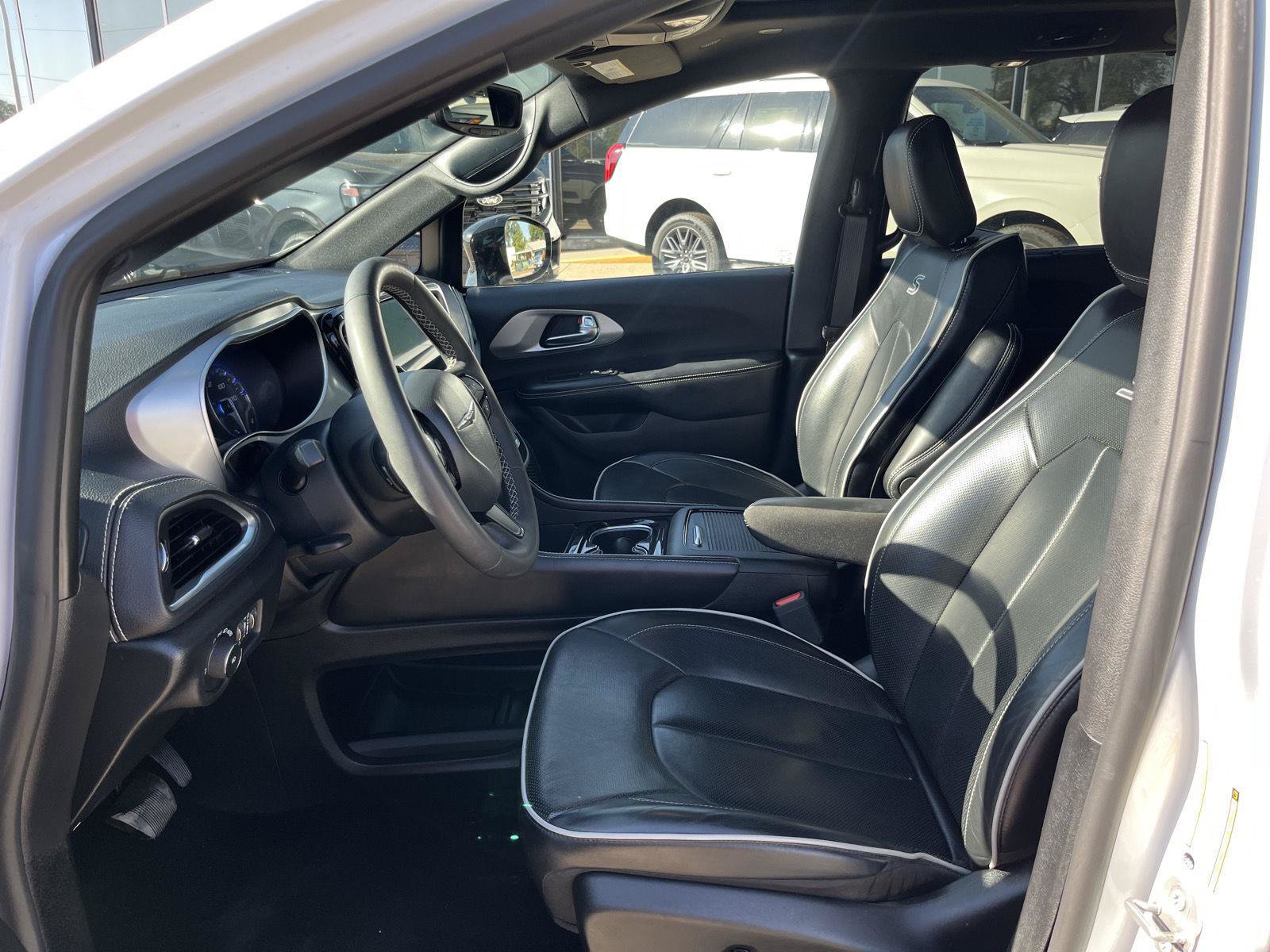 Used 2025 Chrysler Pacifica Limited FWD image 16
