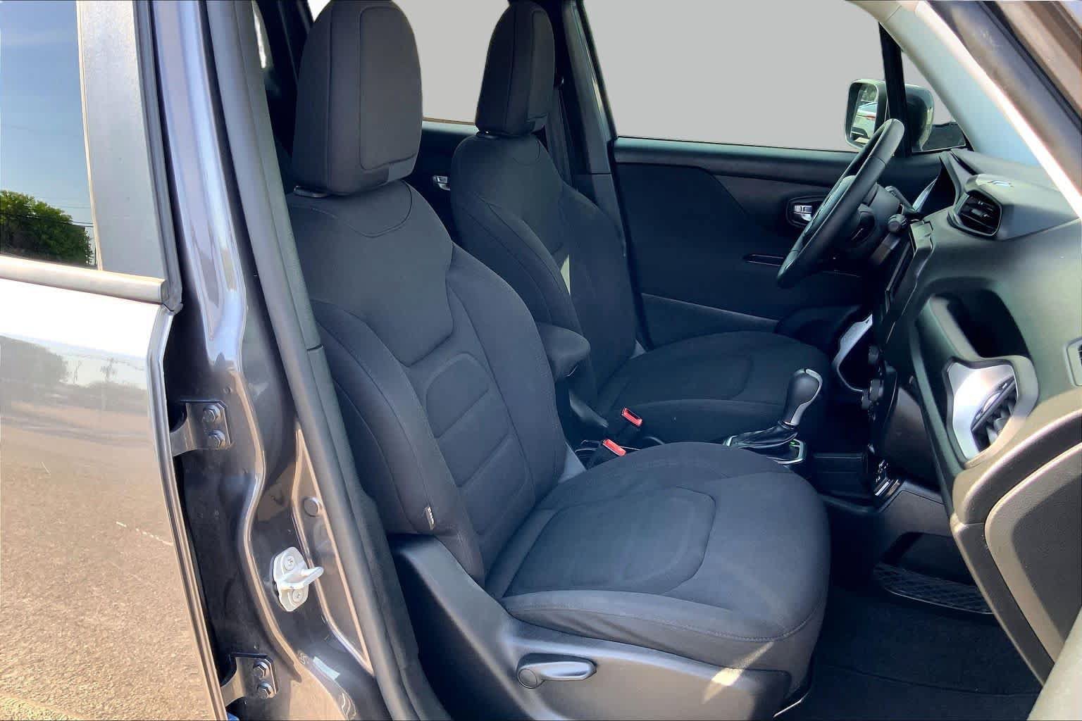 Used 2018 Jeep Renegade Latitude FWD image 9