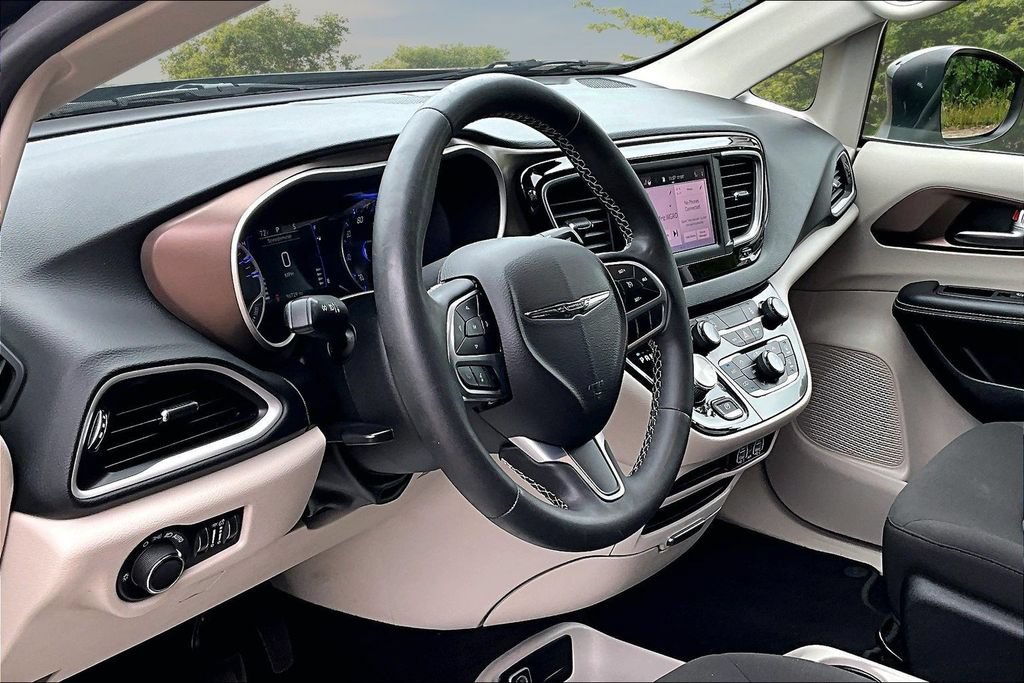 Used 2023 Chrysler Voyager LX FWD image 13