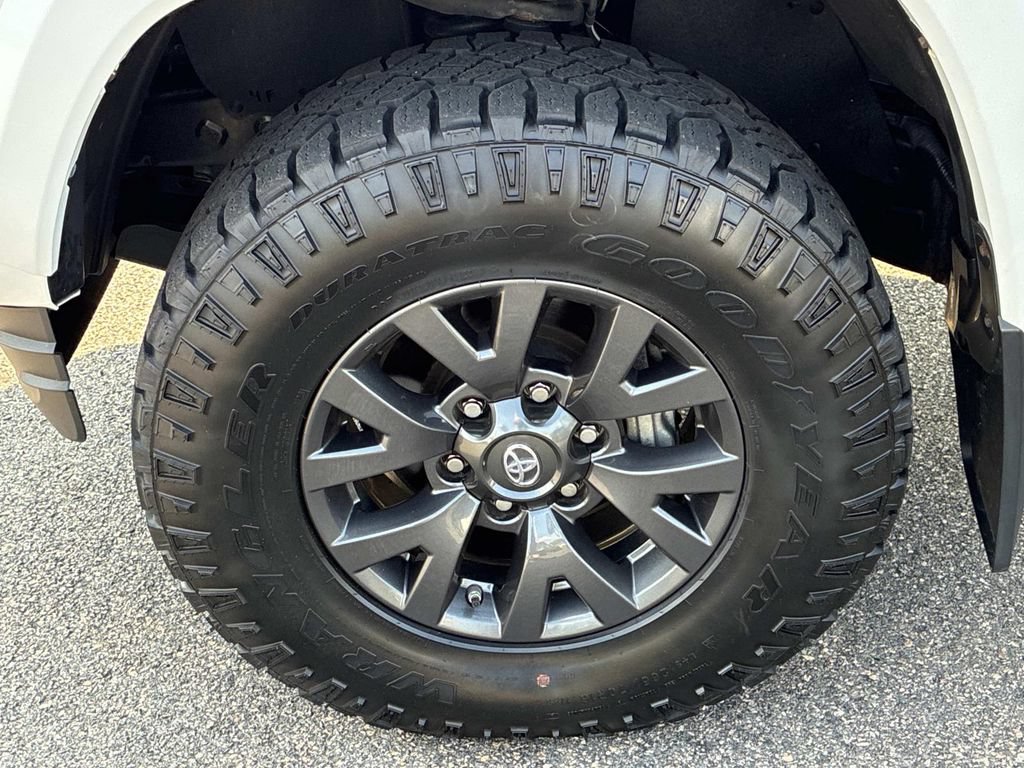 Used 2020 Toyota Tacoma SR5 AWD/4WD image 15