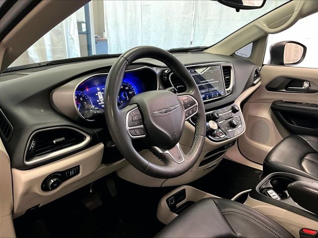 Used 2023 Chrysler Pacifica Touring-L FWD image 12