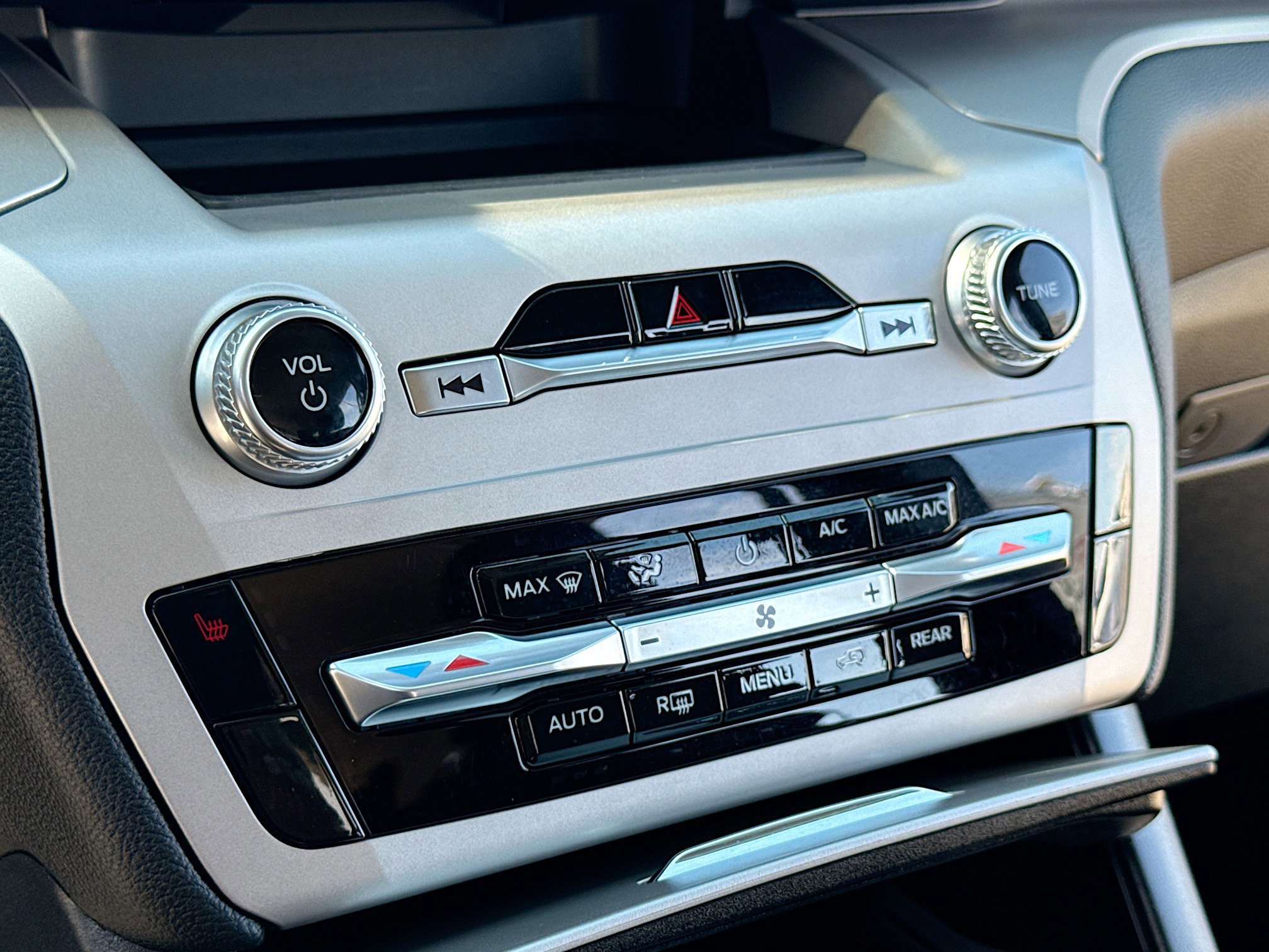 Certified 2024 Ford Explorer XLT w/ Class IV Trailer Tow Package image 14