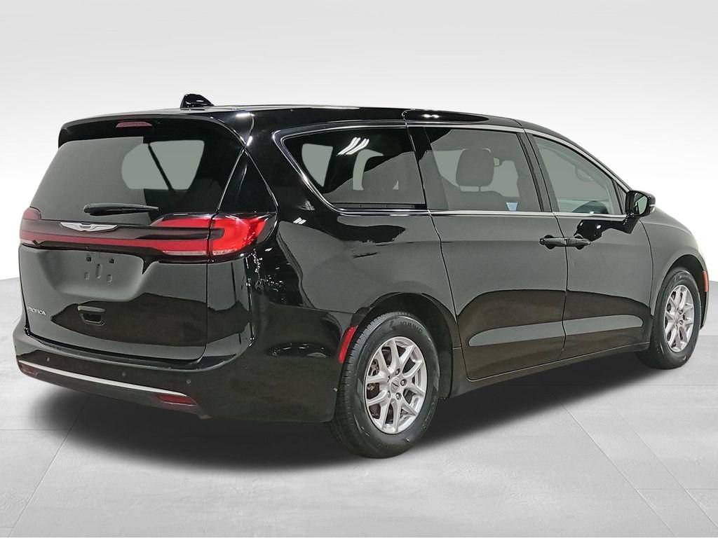 Used 2024 Chrysler Pacifica Touring-L FWD image 3