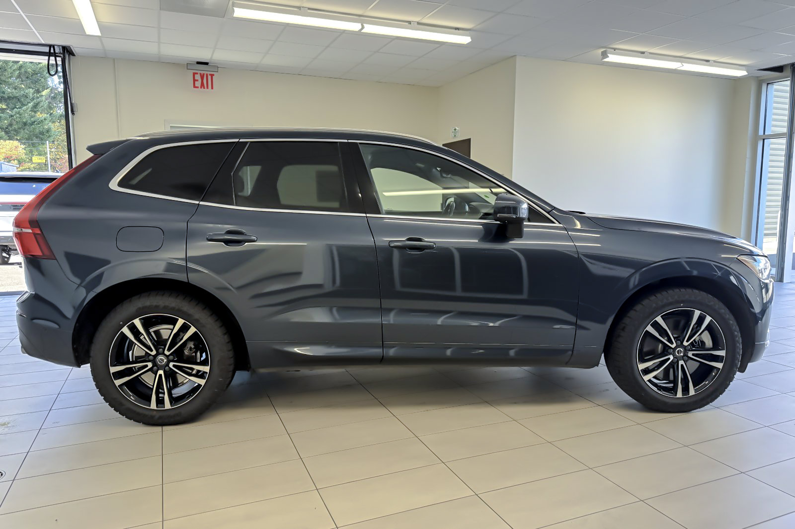 Used 2018 Volvo XC60 T6 Momentum w/ Vision Package AWD/4WD image 3