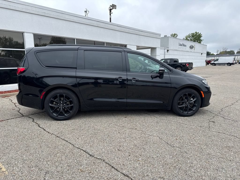 Used 2025 Chrysler Pacifica Limited FWD image 2