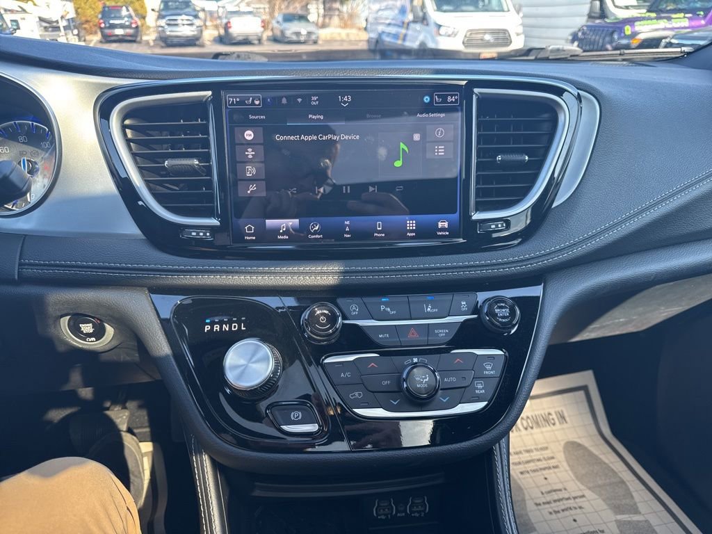 Used 2025 Chrysler Pacifica Limited image 4