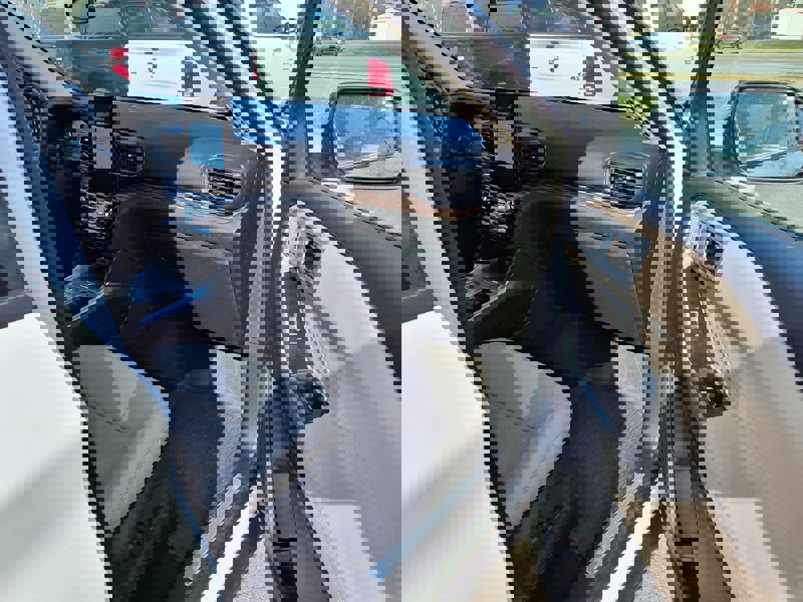 Certified 2023 Ford Explorer Limited w/ Limited Technology Package image 28