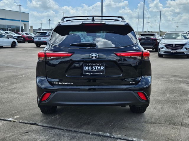 Used 2023 Toyota Highlander XLE FWD image 4