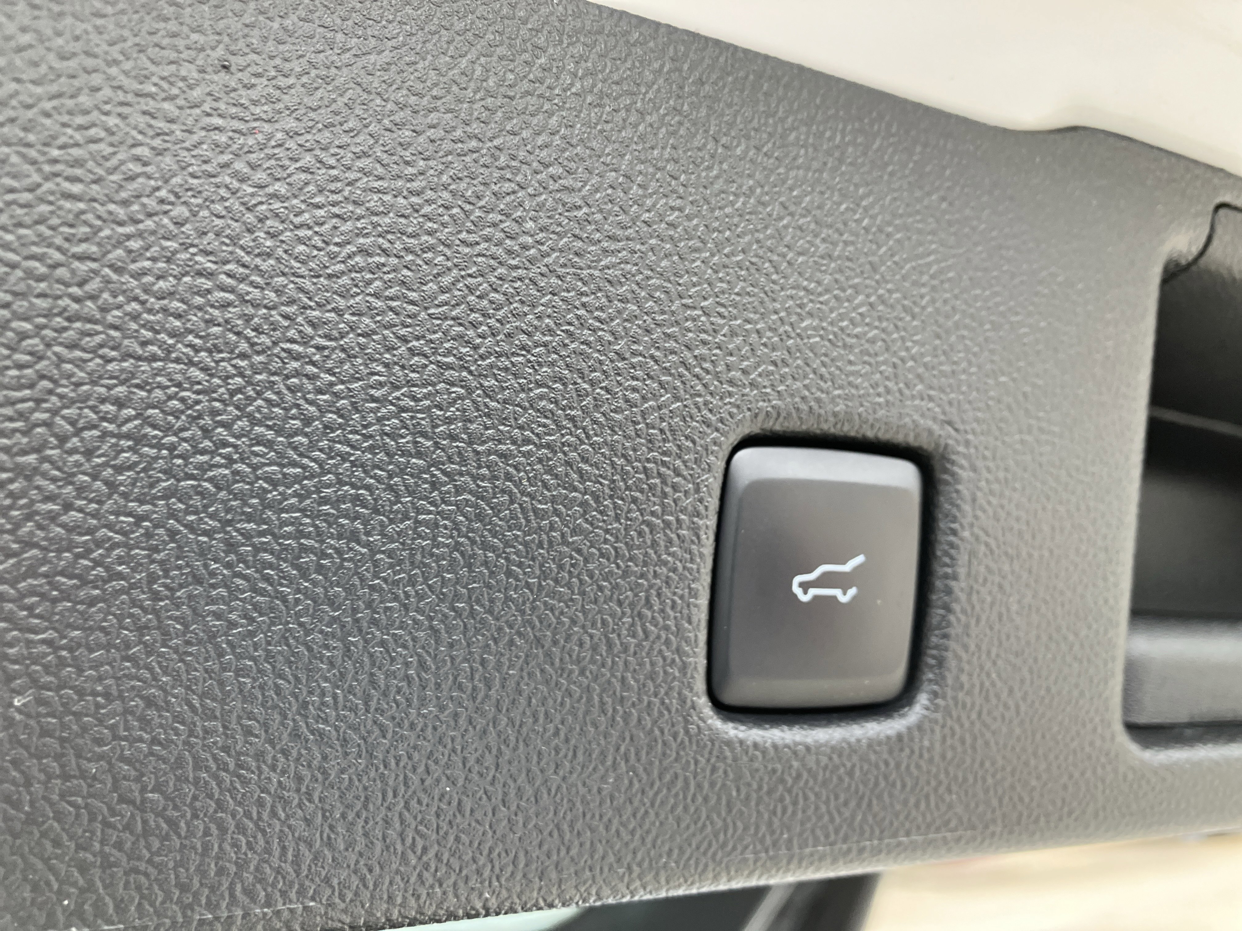 Certified 2022 Ford Escape SE w/ SE Sport Appearance Package image 12