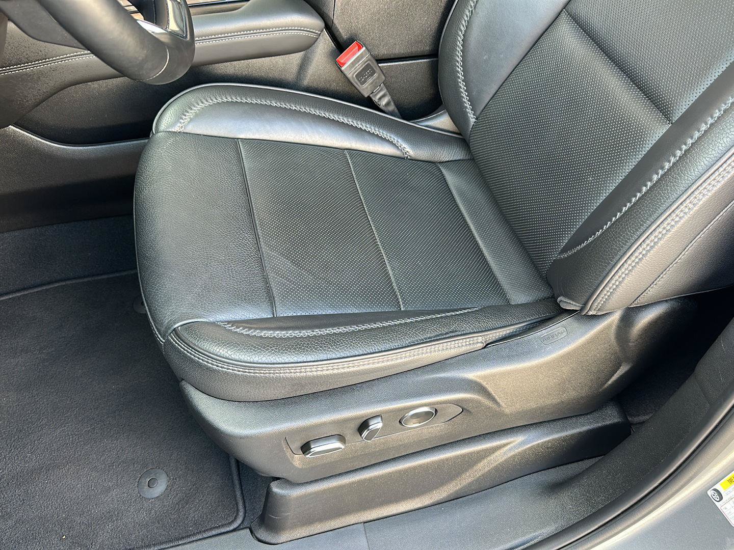 Used 2025 GMC Yukon XL Denali RWD image 13
