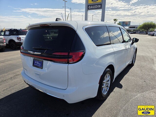 Used 2024 Chrysler Pacifica Touring-L FWD image 7