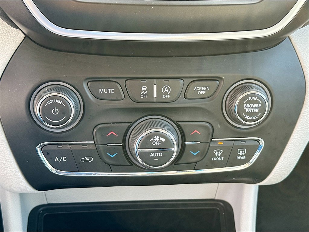 Used 2022 Jeep Cherokee Latitude Lux w/ Sun & Sound Group image 13