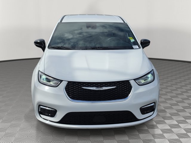 Used 2025 Chrysler Pacifica Select FWD image 2