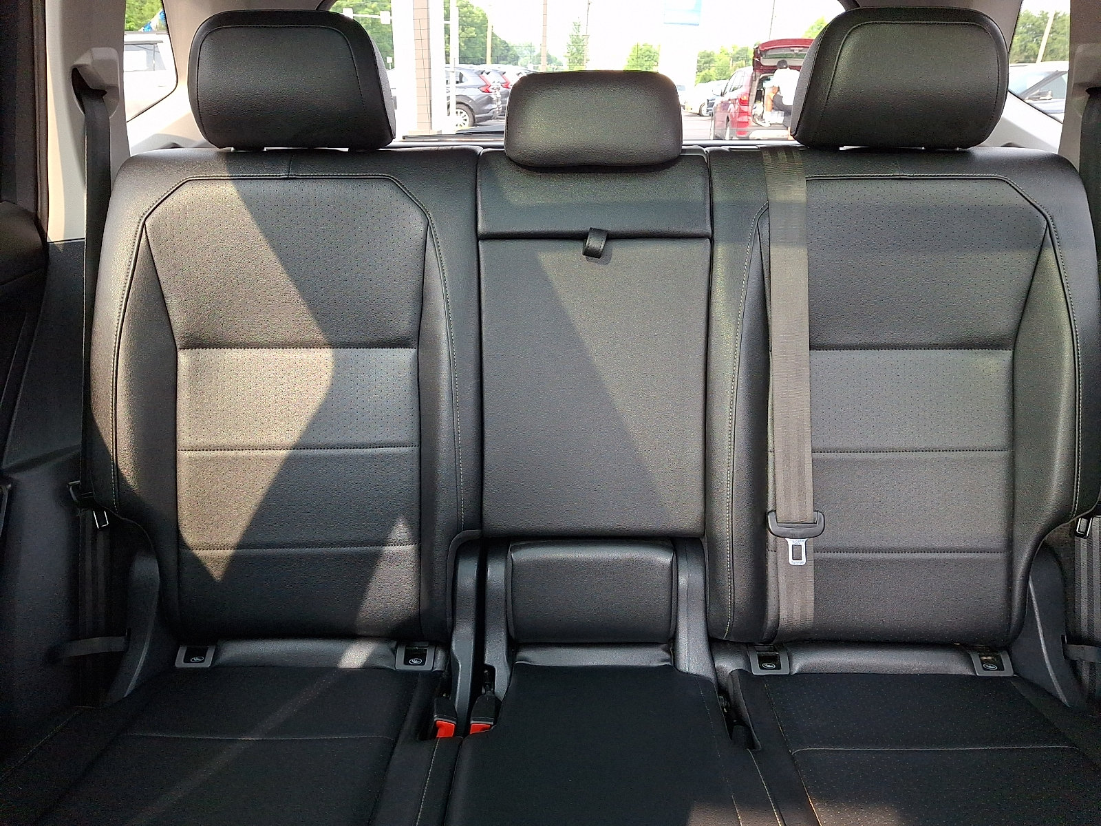 Used 2020 Volkswagen Tiguan SEL AWD/4WD image 19
