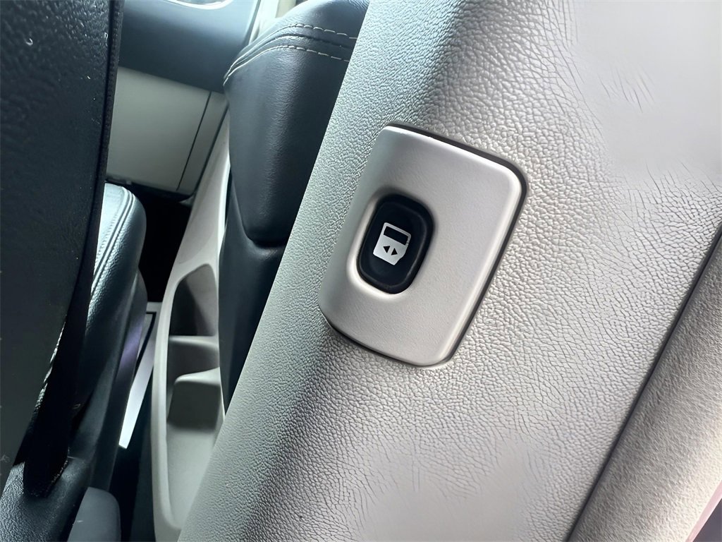 Used 2016 Chrysler Town & Country Touring image 37