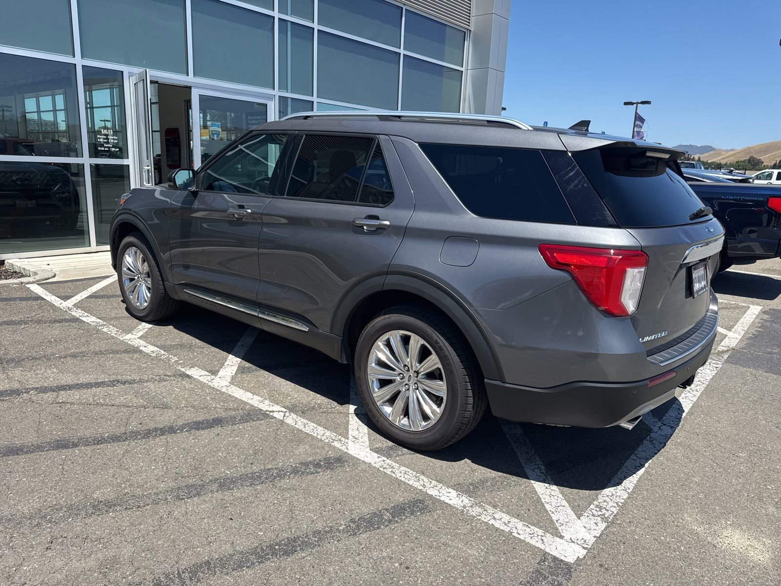 Certified 2021 Ford Explorer Limited w/ Hybrid Equipment Group 310A AWD/4WD image 3