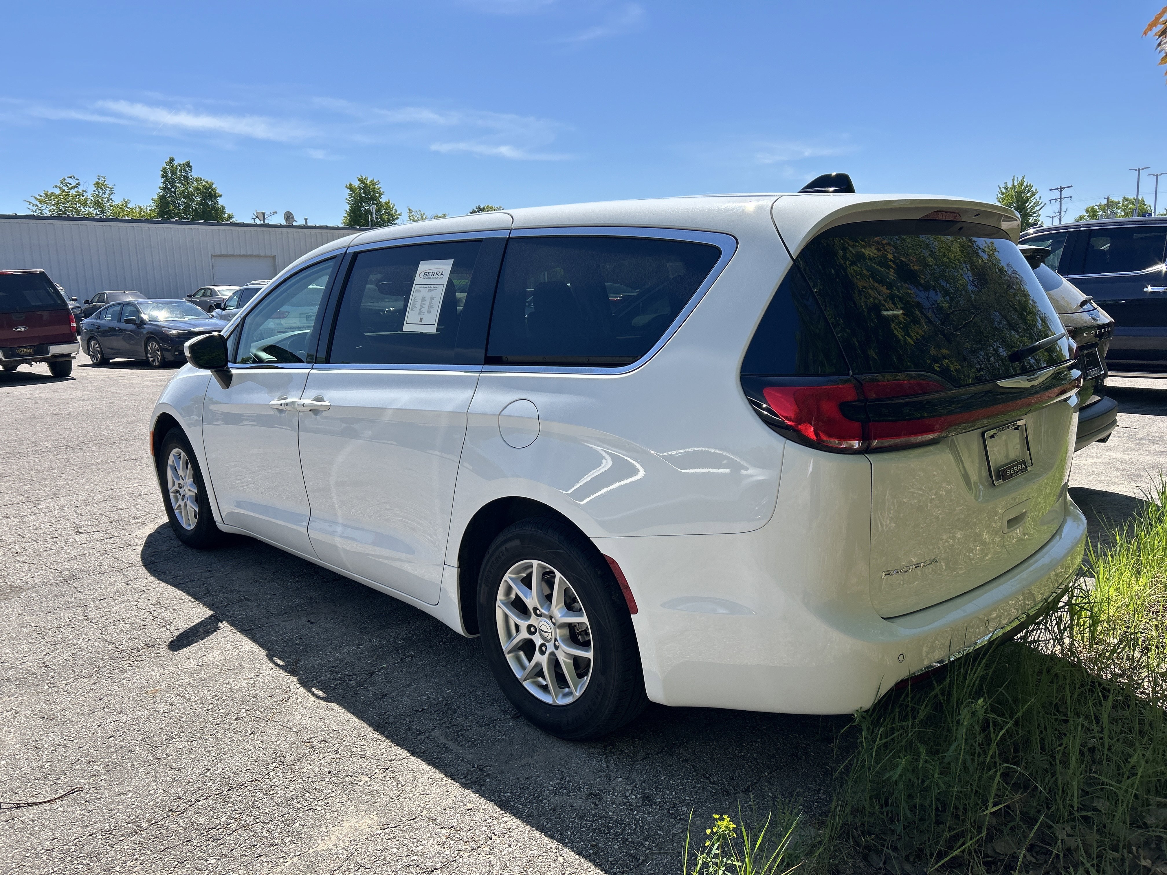 Used 2023 Chrysler Pacifica Touring-L FWD image 5