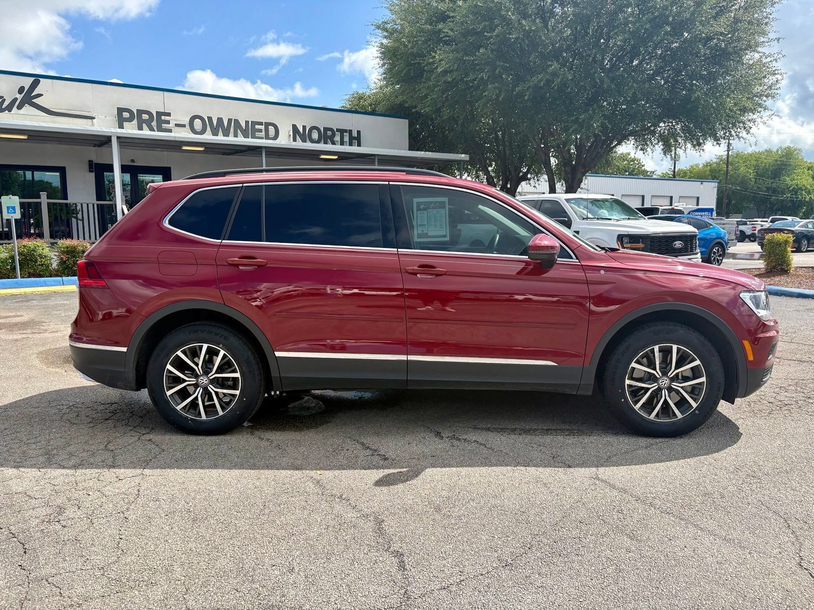 Used 2021 Volkswagen Tiguan SE FWD image 2