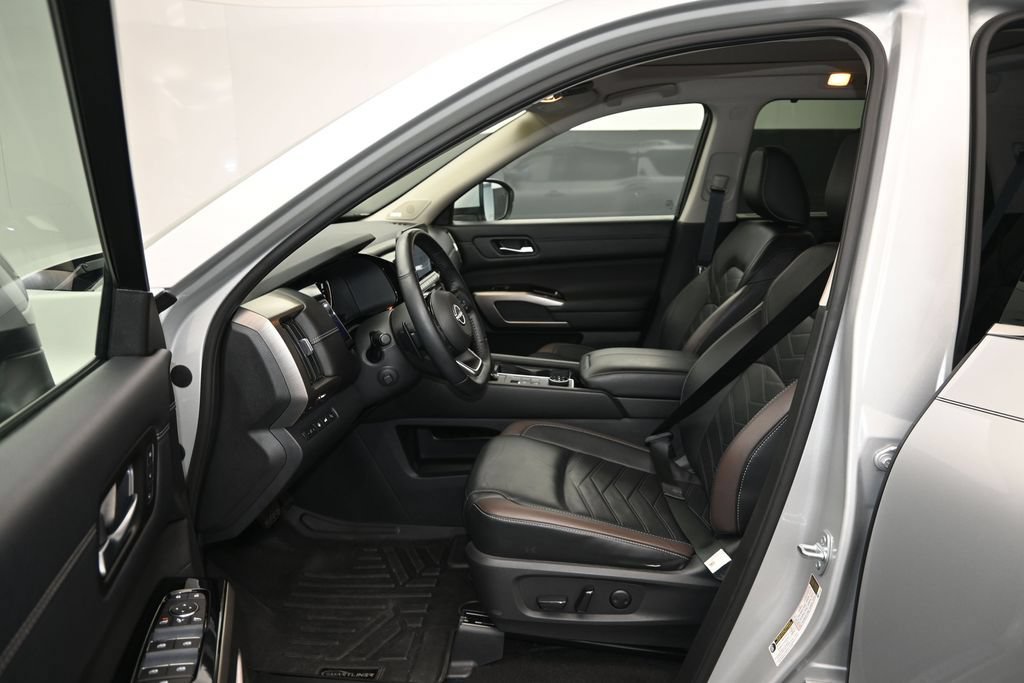 Used 2023 Nissan Pathfinder Platinum AWD/4WD image 16