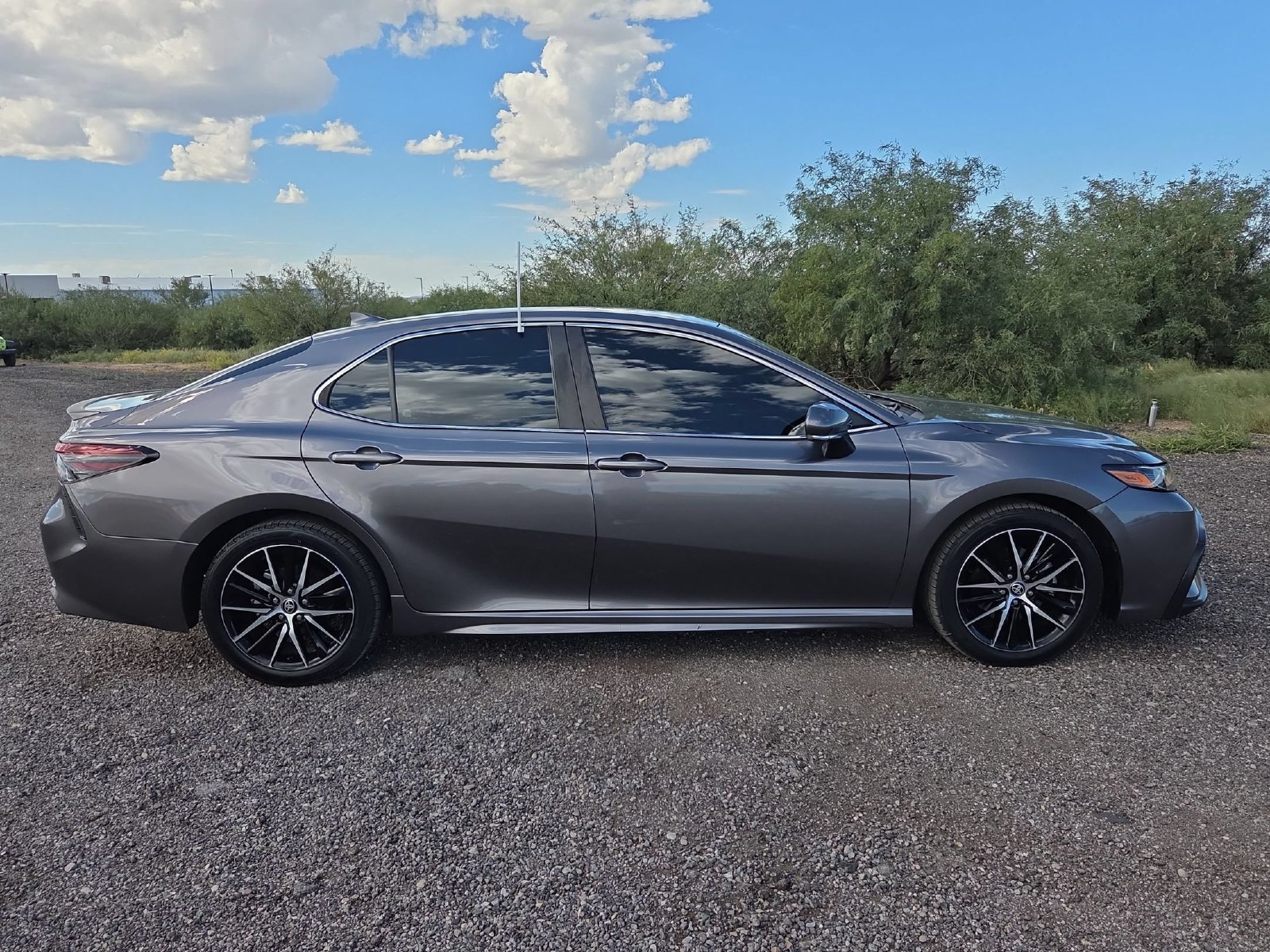 Used 2022 Toyota Camry SE FWD image 4