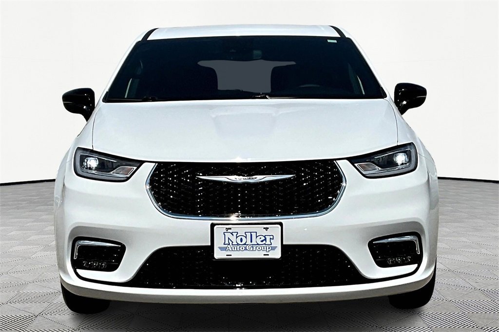 Used 2025 Chrysler Pacifica Select image 6