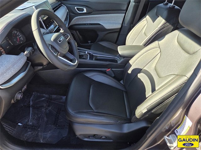 Used 2024 Jeep Compass Latitude image 11