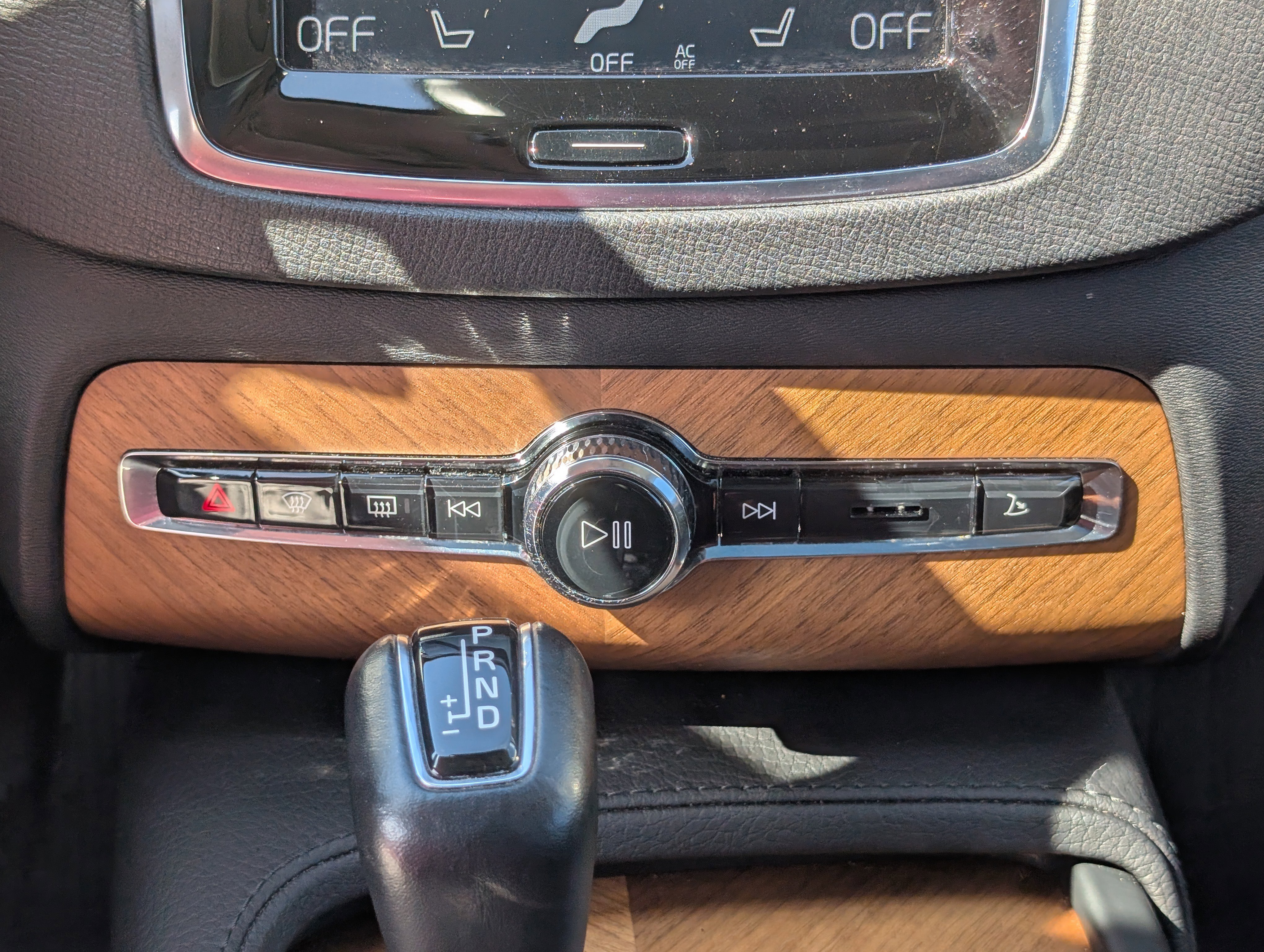 Used 2021 Volvo XC90 T6 Momentum w/ Advanced Package image 31