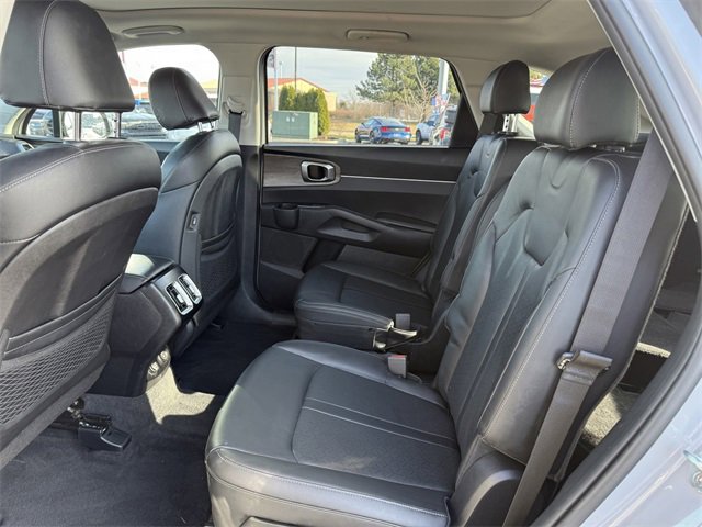 Used 2022 Kia Sorento EX w/ Panoramic Sunroof Package image 9