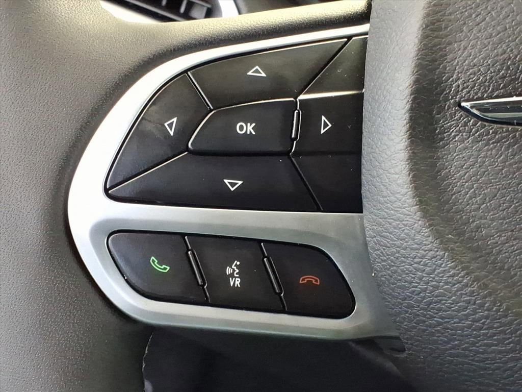 Used 2025 Chrysler Pacifica Select image 16