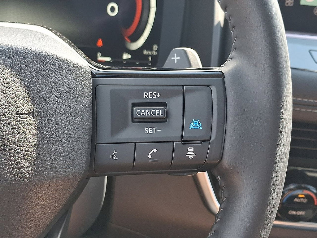 Used 2025 Nissan Rogue SL AWD/4WD image 18