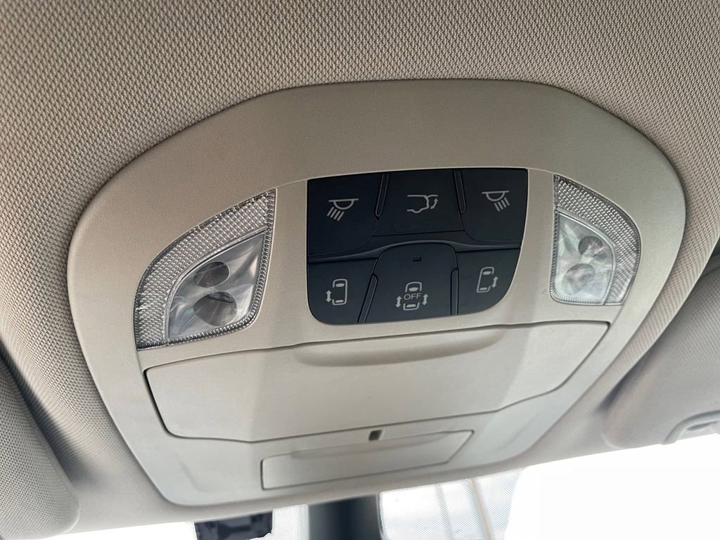 Used 2023 Chrysler Pacifica Touring-L FWD image 19