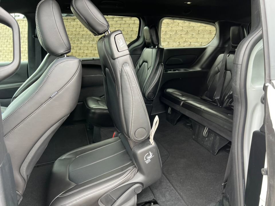 Used 2026 Chrysler Pacifica Select image 11