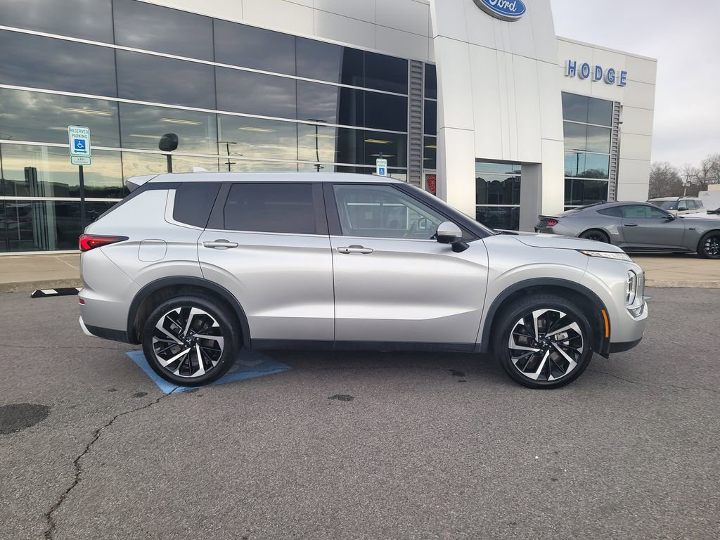 Used 2024 Mitsubishi Outlander SE image 2
