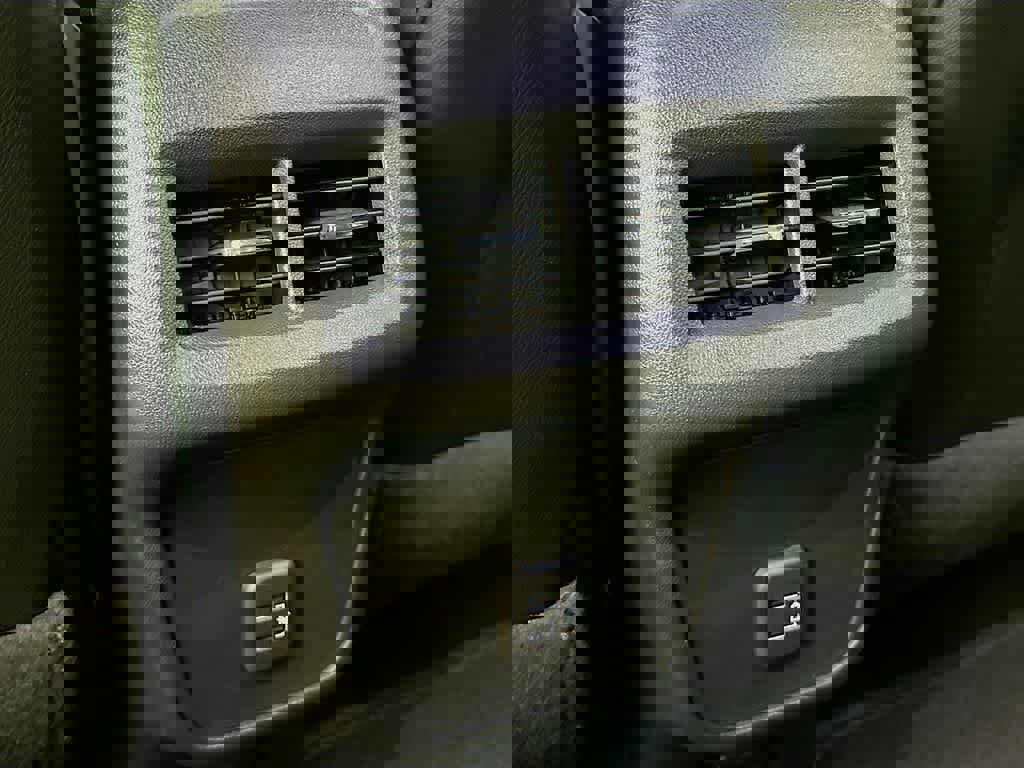 Used 2024 Chevrolet Equinox Premier image 17