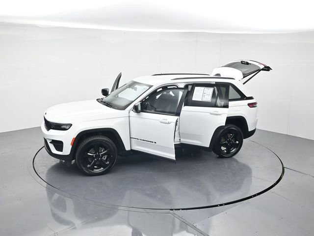 Used 2023 Jeep Grand Cherokee Altitude RWD image 44