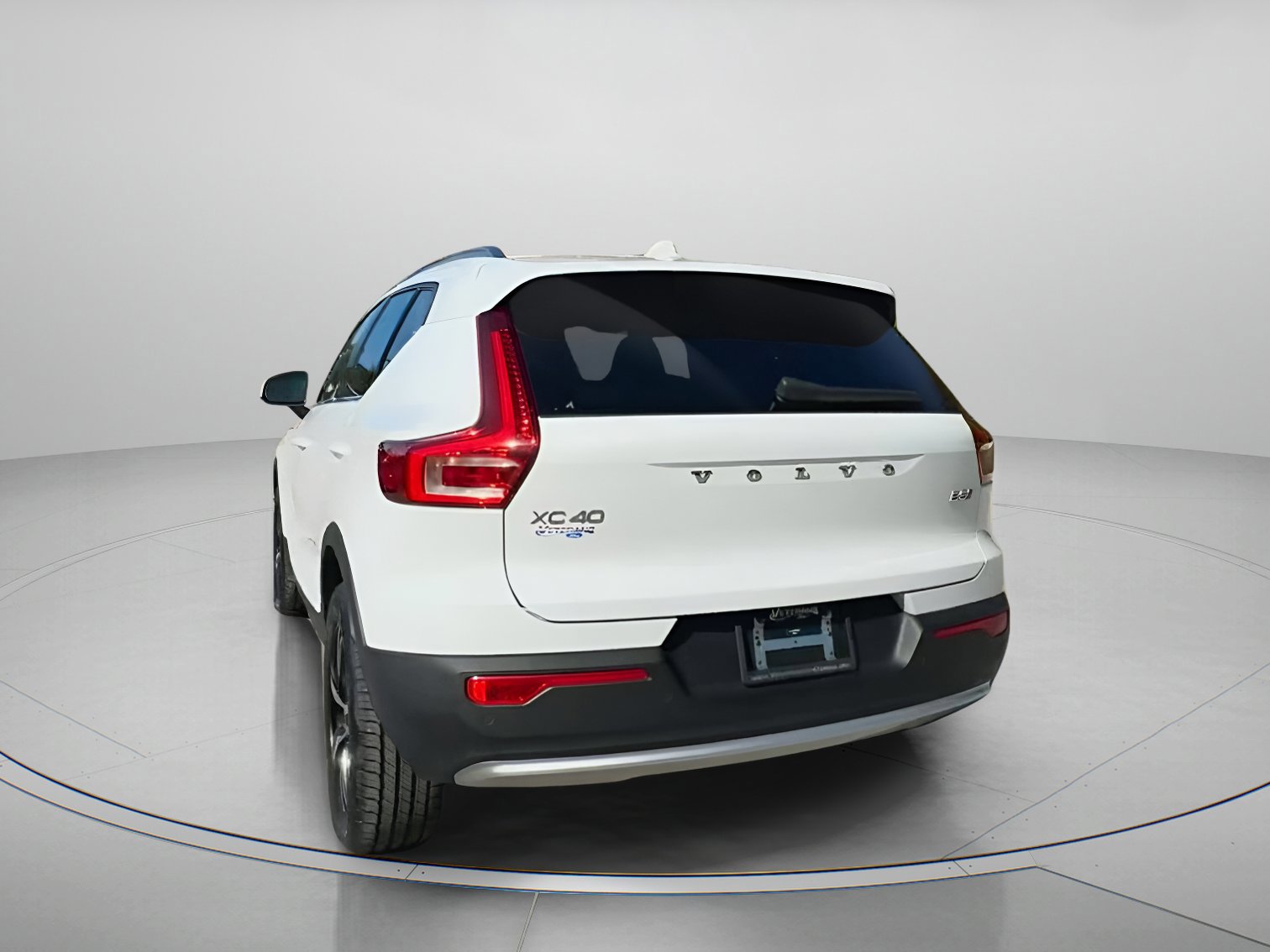 Used 2023 Volvo XC40 B5 Plus image 16