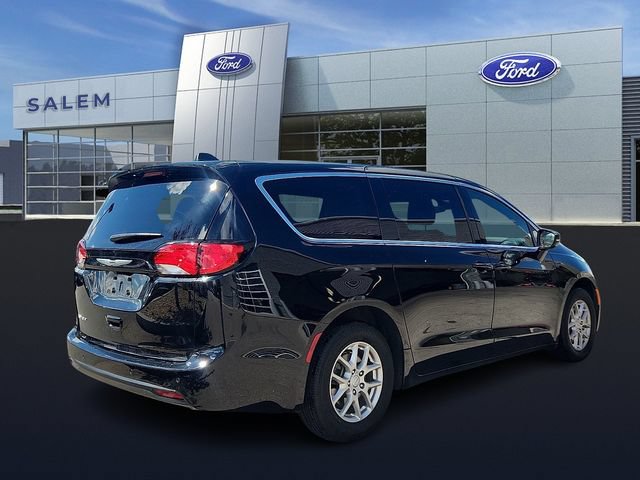 Used 2025 Chrysler Voyager LX FWD image 3